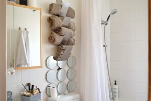 Lejlighed (1 Bedroom) | Badeværelse | Gratis toiletartikler, Sæbe, Shampoo, Toiletpapir