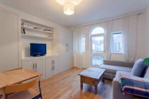 Căn hộ (1 Bedroom) | Phòng khách | TV 20-inch có truyền hình kỹ thuật số 