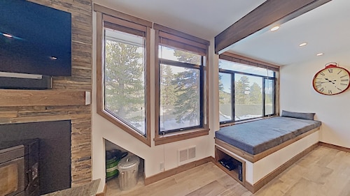 Deluxe Slopeside Home Just STEPS to Mammoth Mountain Slopes and Village Gondola - 3 Spas, Sauna and Pool by RedAwning