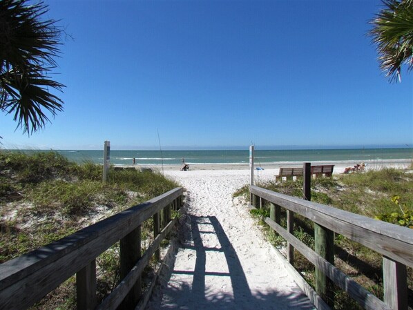 Beach nearby - 4 Minute walk to Indian Shores Beach! Pool and Hot Tub Open- 2 Master Suites (Indian Shores)