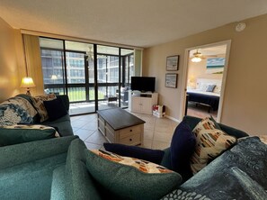 Smart TV, table football, ping pong, books - 4 Minute walk to Indian Shores Beach! Pool and Hot Tub Open- 2 Master Suites (Indian Shores)