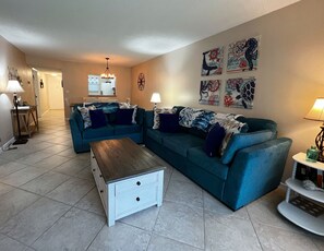 TV connectée, baby-foot, table de tennis de table, livres