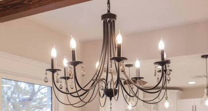 This house is a 6 bedroom(s), 3.5 bathrooms, located in Wichita, KS.