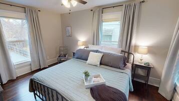 6 slaapkamers, een bureau, een strijkplank/strijkijzer, reisbedje