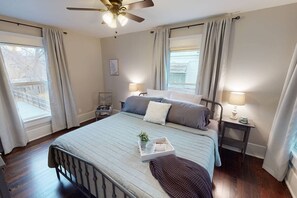 6 habitaciones, escritorio y tabla de planchar con plancha