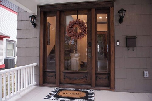 This house is a 6 bedroom(s), 3.5 bathrooms, located in Wichita, KS.