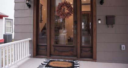 This house is a 6 bedroom(s), 3.5 bathrooms, located in Wichita, KS.