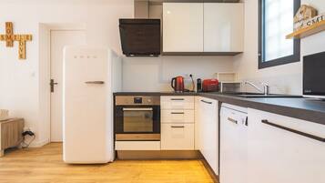 Réfrigérateur, micro-ondes, four, plaque de cuisson