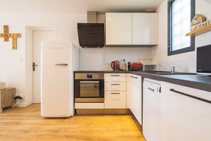 Kylskåp, mikrovågsugn, ugn och spishäll