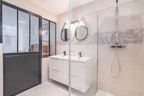 Bathtub, hair dryer, towels, toilet paper