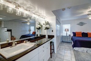 Badewanne, Haartrockner, Handtücher