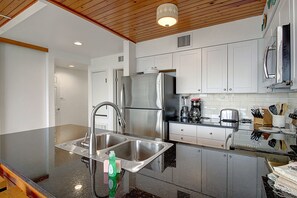 Fridge, microwave, oven, stovetop - Seaside Serenity @ MP206 | Surf and Pools (Port Aransas)