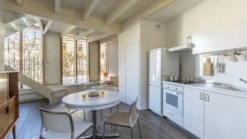 Réfrigérateur, four, lave-vaisselle, cafetière/bouilloire