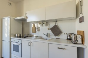 Kühlschrank, Ofen, Geschirrspüler, Wasserkocher mit Kaffee-/Teezubehör