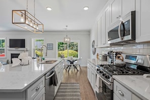 Fridge, microwave, oven, stovetop - Pleasant Place New Build + Pool Great for Families (Mount Pleasant)