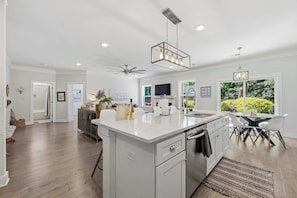 Fridge, microwave, oven, stovetop - Pleasant Place New Build + Pool Great for Families (Mount Pleasant)