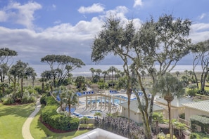 Property grounds - 6305 Hampton Place - Oceanfront with a coastal vibe. (Hilton Head Island)
