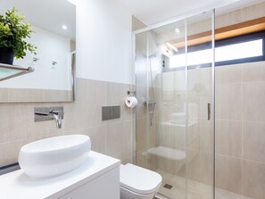 Baignoire, sĂšche-cheveux, serviettes fournies