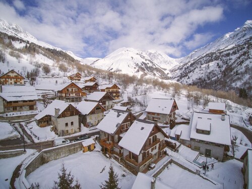 Chalet Rostaing - Incredible vaulted ceiling dining room and breathtaking garden, by Ski Peak