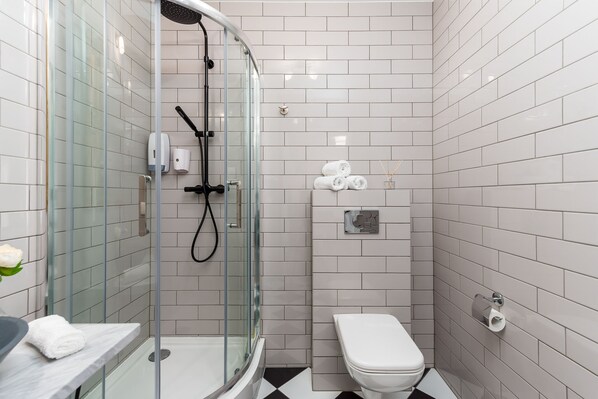 Studiosuite | Badezimmer | Haartrockner, Handtücher, Seife, Toilettenpapier
