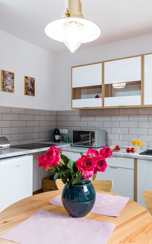 Suite Studio | Coin cuisine privé | Mini réfrigérateur, micro-ondes, plaque de cuisson, cafetiÚre/bouilloire