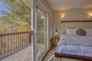 4 bedrooms, desk, Internet, bed sheets