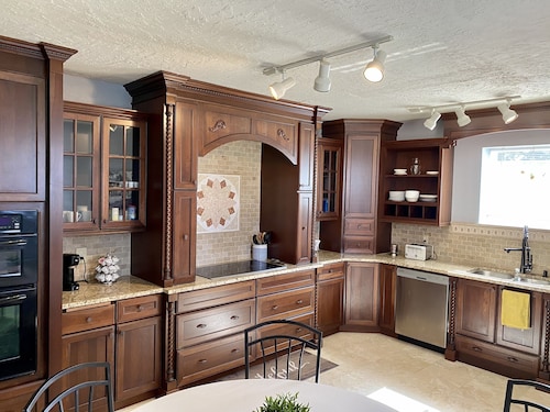 Historic Second Floor 3 Bedroom Apartment Kemp Estate