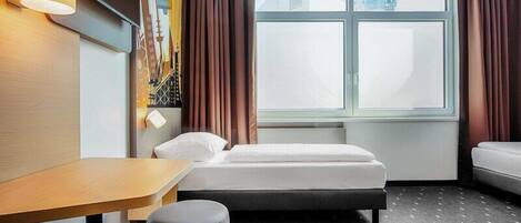 Hypo-allergenic bedding, free WiFi, bed sheets