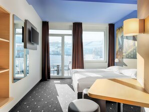 Hypo-allergenic bedding, free WiFi, bed sheets