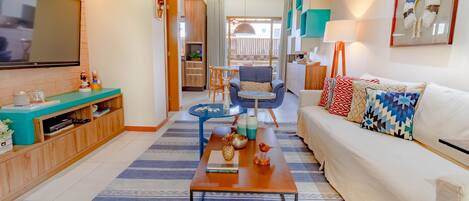 Apartment | Living room | 42-inch TV with cable channels