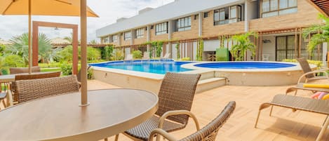 室外游泳池,池畔遮阳伞,日光浴躺椅