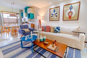 Apartment | Living room | 42-inch TV with cable channels - IT11 Ap 3 Quartos a 50m da Praia (Camaçari)