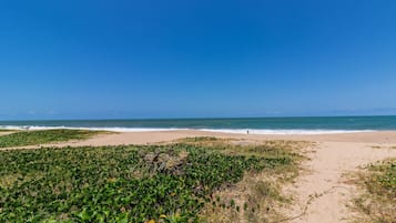 Na praia, areia branca