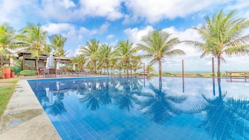 Hồ bơi ngoài trời