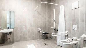 Moderni kylpyhuone, jossa on suihku, wc ja pesuallas.