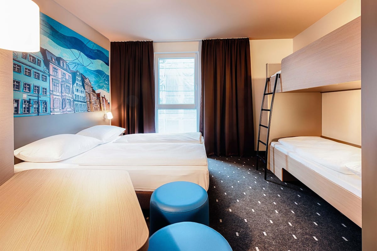 Vierbettzimmer | 1 Schlafzimmer, Allergikerbettwaren, Schreibtisch, kostenloses WLAN