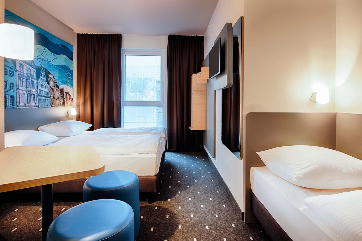 Dreibettzimmer | 1 Schlafzimmer, Allergikerbettwaren, Schreibtisch, kostenloses WLAN