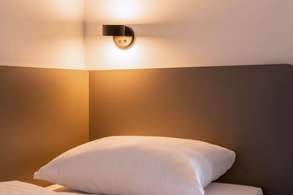 Hypo-allergenic bedding, desk, free WiFi, bed sheets