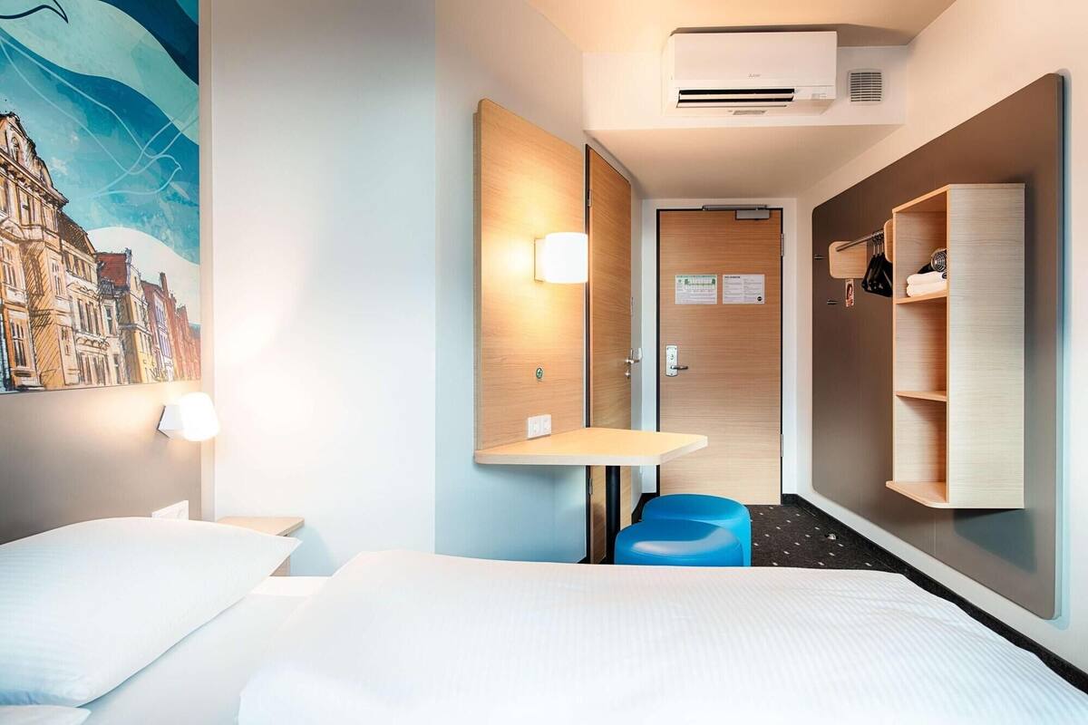 Ropa de cama hipoalergénica, escritorio, wifi gratis y ropa de cama