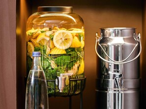 Café da manhã com buffet durante a semana (EUR 13.9 por pessoa) 