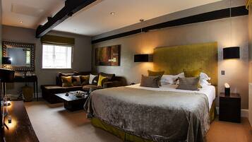 Junior Suite | 1 bedroom, individually decorated, iron/ironing board, free WiFi