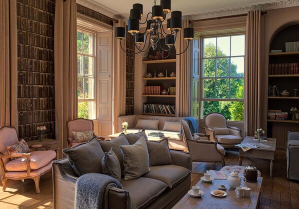 Coin salon dans le hall