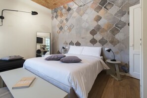 Kamar Deluks, 1 Tempat Tidur Queen | Selimut bulu angsa, meja kerja, dan ruang kerja ramah laptop