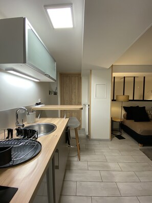 Een koelkast, een microgolfoven, een kookplaat