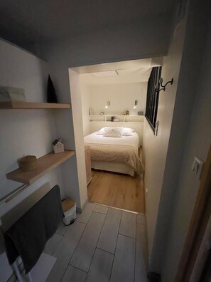 1 slaapkamer, een bureau, wifi, beddengoed