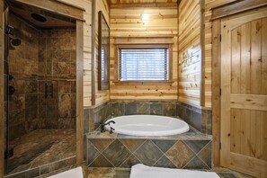 Badewanne, Regendusche, Haartrockner, Handtücher