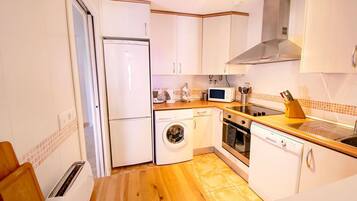 Een koelkast, een magnetron, een oven, een kookplaat