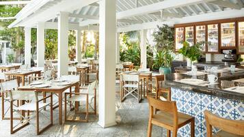 Daily cooked-to-order breakfast (USD 16 per person)