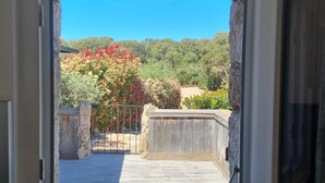 An open door leading to a balcony with a view of a garden and trees. - Santa-Giulia beach&Bergerie&U Caseddu (Porto-Vecchio)