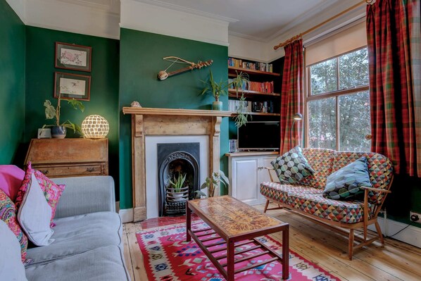 TV, stereo, offices - Super quirky pet friendly home with free parking (Norwich)